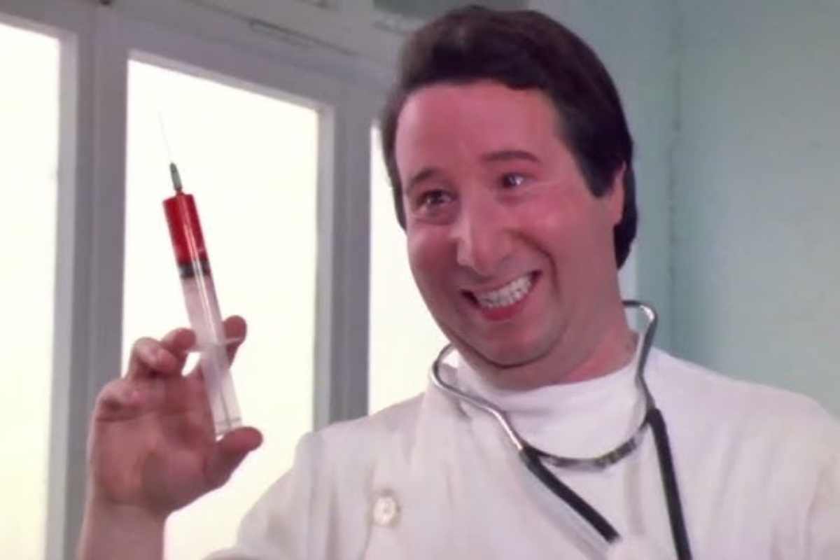 Alvaro Vitali in un film dove interpreta un medico strambalato