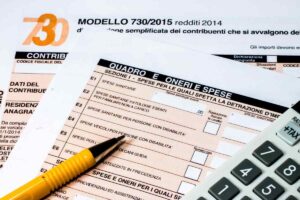 dei documenti di 730 e una calcolatrice