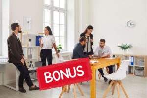 dei giovani a lavoro con la scritta bonus